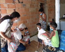 Entrega de doações no bairro Florença (Ribeirão das Neves - MG), no dia 27/02.